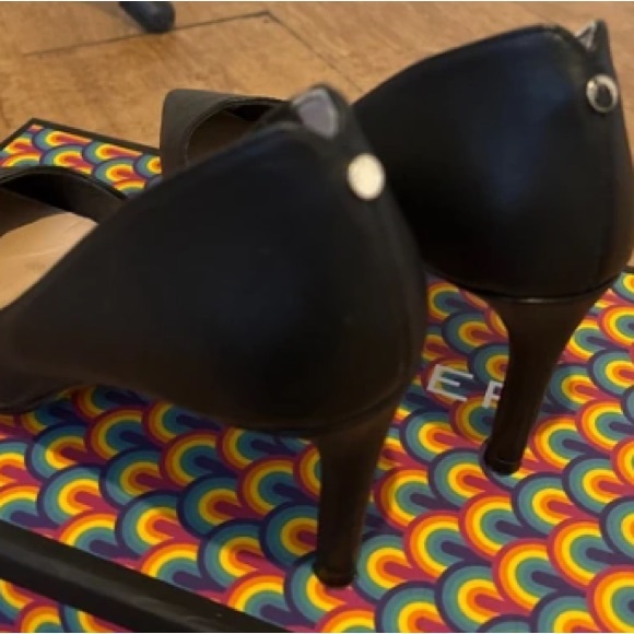 Elegant Black Pointed Toe Heels - Picture 3 of 4